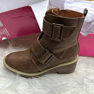 CORKYS BROWN DISTRESSED ZIPPER BOOT NWT